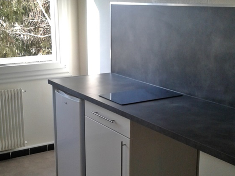 Photographie du plan de travail et de la crédence grise d'une cuisine rénovée par Trio Déco