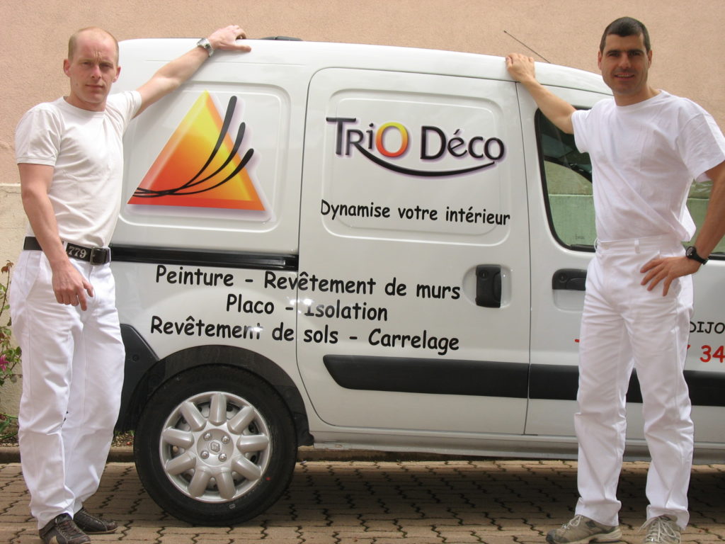 Photographie de la camionette et d'une partie de l'équipe de Trio Déco