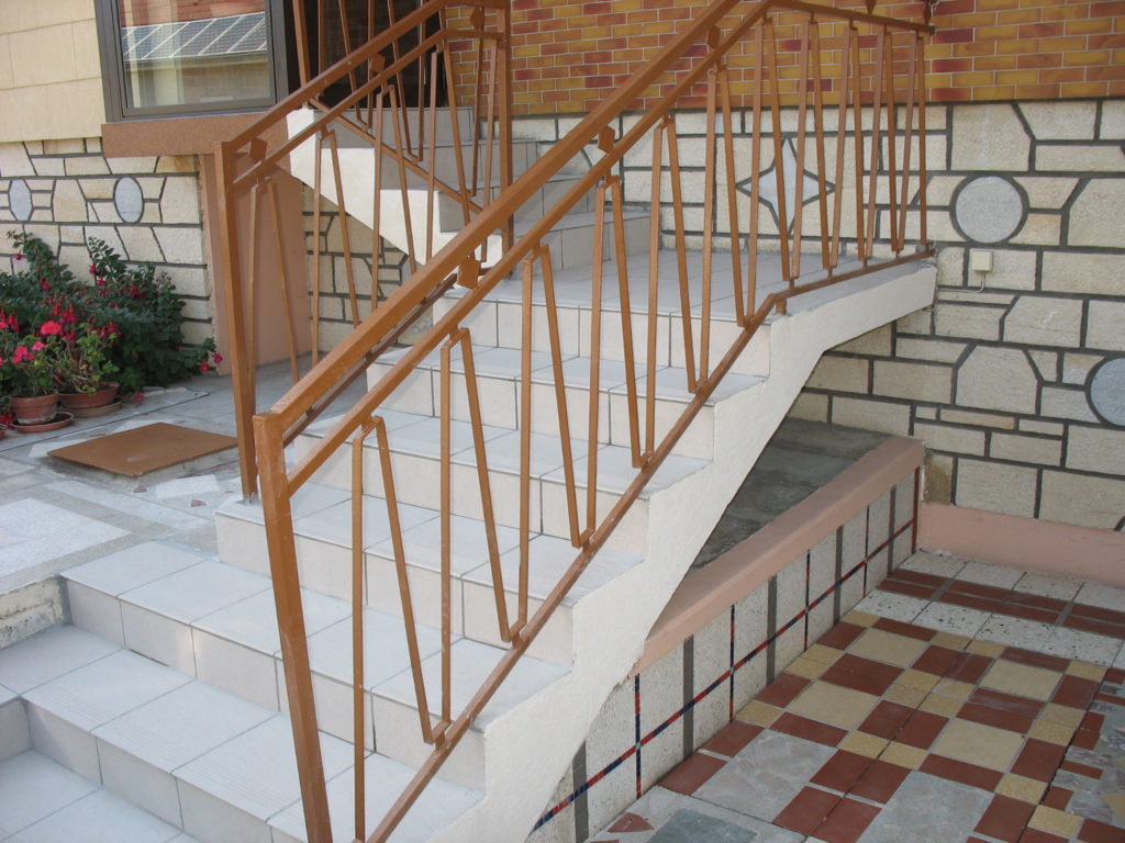Photographie d'un escalier extérieur en carrelage beige